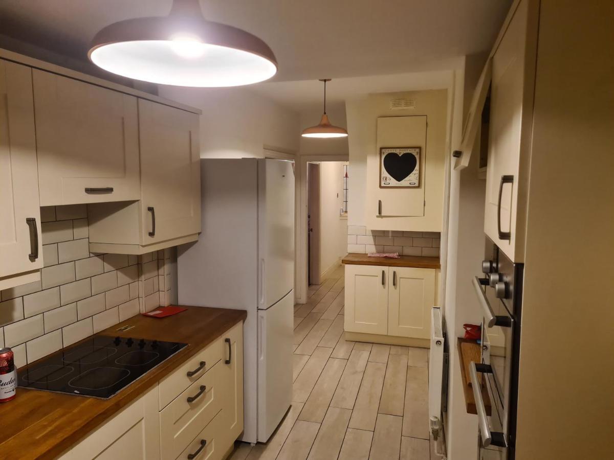 L & J Escapes- 4 Bedrooms Suitable For Contractors And Families- Large Private Parking-10 Minutes To M6 Junction 9 Coseley Eksteriør bilde