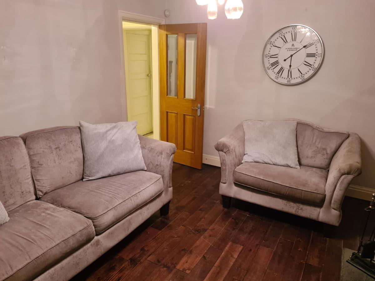 L & J Escapes- 4 Bedrooms Suitable For Contractors And Families- Large Private Parking-10 Minutes To M6 Junction 9 Coseley Eksteriør bilde