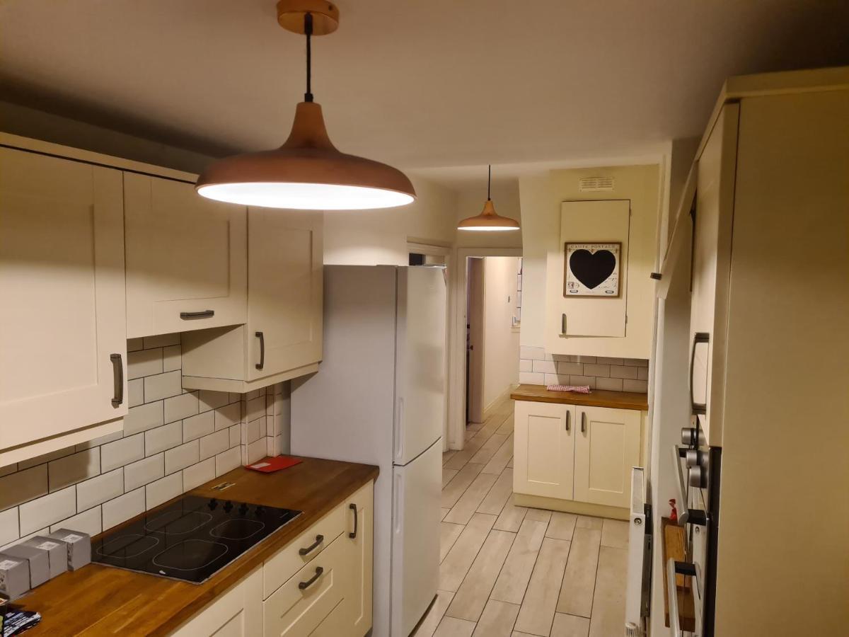 L & J Escapes- 4 Bedrooms Suitable For Contractors And Families- Large Private Parking-10 Minutes To M6 Junction 9 Coseley Eksteriør bilde
